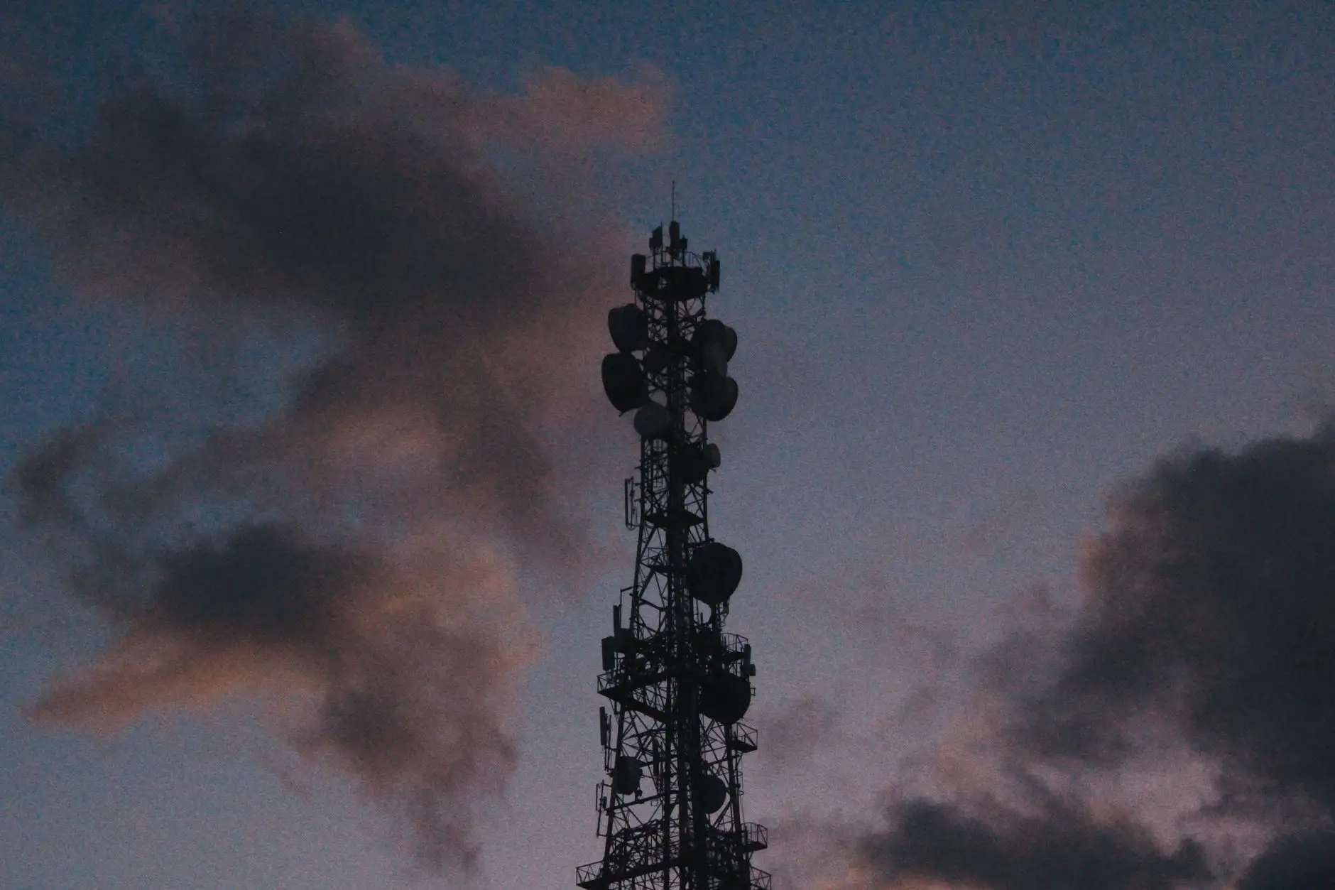 区块动力UPS电源与稳压器在通信基站场景的技术应用解析正文配图 1